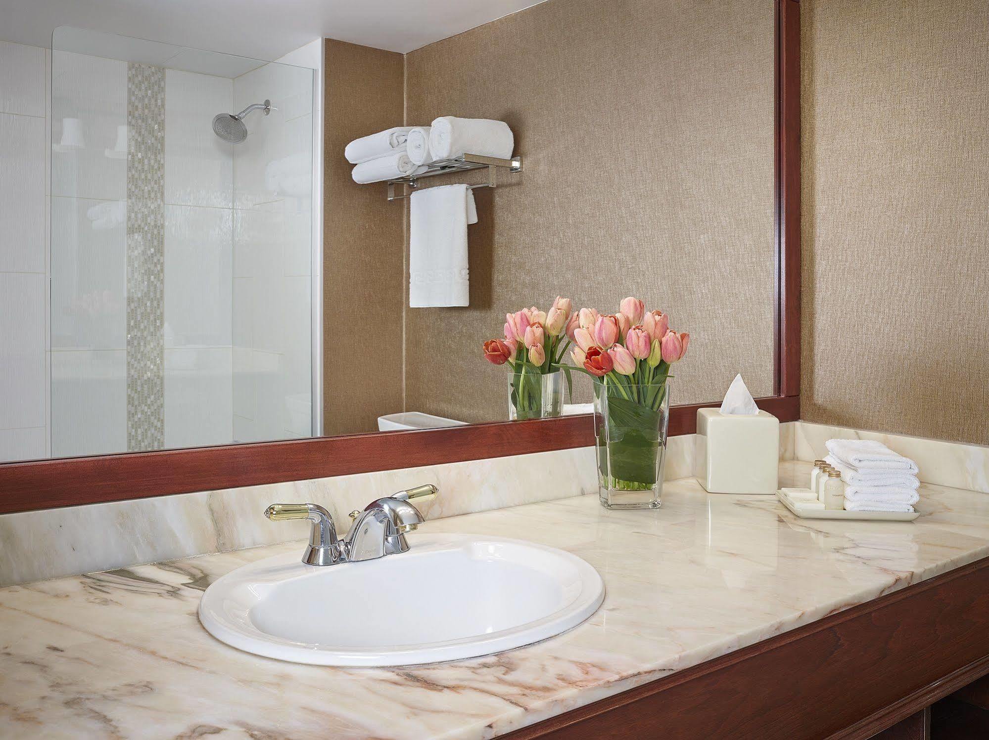 Varscona Hotel On Whyte Эдмонтон Экстерьер фото